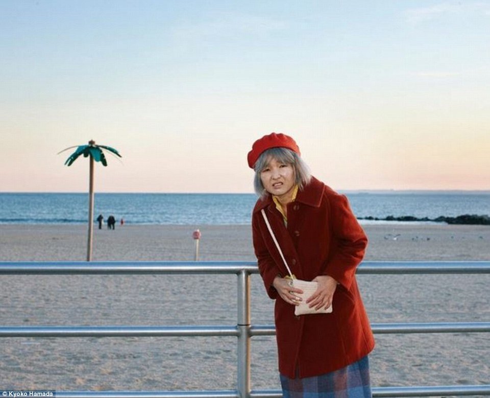 «Ενιωσα Αόρατη»: 42χρονη φωτογράφος ζούσε δυο χρόνια υποδυόμενη τη γιαγιά στη Νέα Υόρκη [εικόνες] | iefimerida.gr 3