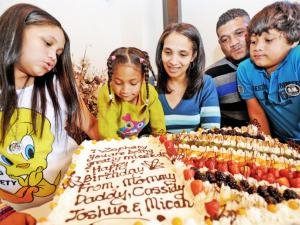 Μητέρα βρήκε την κόρη της μετά από 17 χρόνια - Την είχαν απαγάγει ενώ κοιμόταν στην αγκαλιά της στο μαιευτήριο [εικόνες]  | iefimerida.gr 2