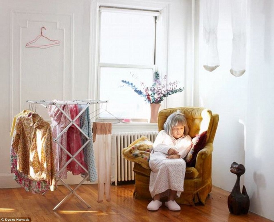 «Ενιωσα Αόρατη»: 42χρονη φωτογράφος ζούσε δυο χρόνια υποδυόμενη τη γιαγιά στη Νέα Υόρκη [εικόνες] | iefimerida.gr 4