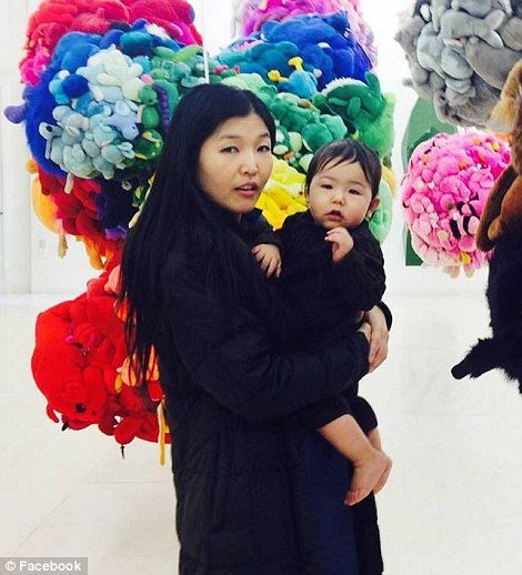 «Ενιωσα Αόρατη»: 42χρονη φωτογράφος ζούσε δυο χρόνια υποδυόμενη τη γιαγιά στη Νέα Υόρκη [εικόνες] | iefimerida.gr 5