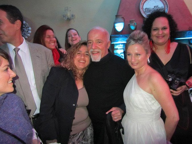 Η «πολεμίστρια του φωτός» του Ποταμιού απαντάει στις επικρίσεις με φωτογραφίες με τον Πάολο Κοέλιο [εικόνες] | iefimerida.gr 2