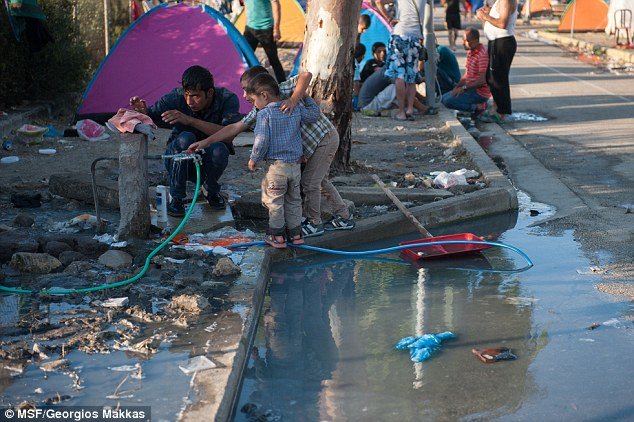 Φωτογραφίες-σοκ: Η Daily Mail μπήκε σε κατασκηνώσεις μεταναστών στην Ελλάδα -Σκηνές στημένες πάνω σε σωρούς από σκουπίδια [εικόνες] | iefimerida.gr 10