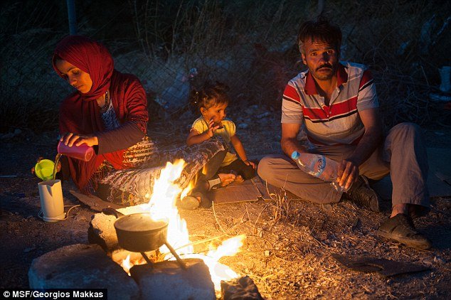 Φωτογραφίες-σοκ: Η Daily Mail μπήκε σε κατασκηνώσεις μεταναστών στην Ελλάδα -Σκηνές στημένες πάνω σε σωρούς από σκουπίδια [εικόνες] | iefimerida.gr 11