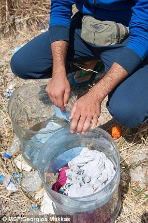 Φωτογραφίες-σοκ: Η Daily Mail μπήκε σε κατασκηνώσεις μεταναστών στην Ελλάδα -Σκηνές στημένες πάνω σε σωρούς από σκουπίδια [εικόνες] | iefimerida.gr 13