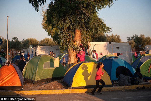 Φωτογραφίες-σοκ: Η Daily Mail μπήκε σε κατασκηνώσεις μεταναστών στην Ελλάδα -Σκηνές στημένες πάνω σε σωρούς από σκουπίδια [εικόνες] | iefimerida.gr 14