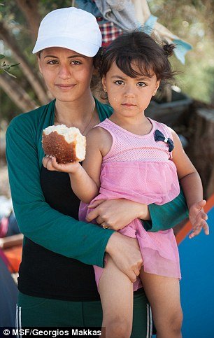 Φωτογραφίες-σοκ: Η Daily Mail μπήκε σε κατασκηνώσεις μεταναστών στην Ελλάδα -Σκηνές στημένες πάνω σε σωρούς από σκουπίδια [εικόνες] | iefimerida.gr 16