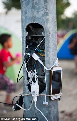 Φωτογραφίες-σοκ: Η Daily Mail μπήκε σε κατασκηνώσεις μεταναστών στην Ελλάδα -Σκηνές στημένες πάνω σε σωρούς από σκουπίδια [εικόνες] | iefimerida.gr 17