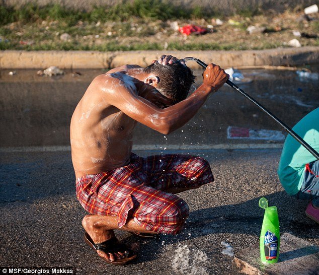 Φωτογραφίες-σοκ: Η Daily Mail μπήκε σε κατασκηνώσεις μεταναστών στην Ελλάδα -Σκηνές στημένες πάνω σε σωρούς από σκουπίδια [εικόνες] | iefimerida.gr 20