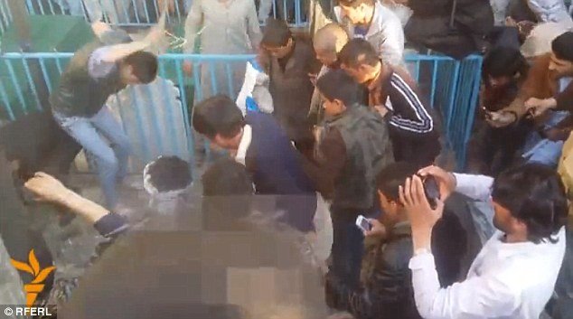 Λίντσαραν και έκαψαν γυναίκα, επειδή είχε κάψει το Κοράνι [σκληρές εικόνες & βίντεο] | iefimerida.gr 1