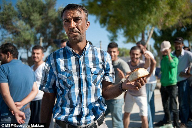 Φωτογραφίες-σοκ: Η Daily Mail μπήκε σε κατασκηνώσεις μεταναστών στην Ελλάδα -Σκηνές στημένες πάνω σε σωρούς από σκουπίδια [εικόνες] | iefimerida.gr 2