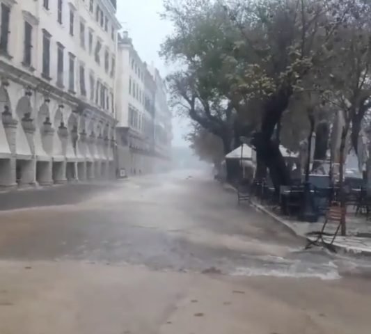 «Πνίγηκε» η Κέρκυρα από την κακοκαιρία -Ποτάμια στο Λιστόν [εικόνες & βίντεο] | iefimerida.gr 0