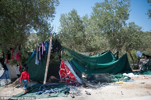 Φωτογραφίες-σοκ: Η Daily Mail μπήκε σε κατασκηνώσεις μεταναστών στην Ελλάδα -Σκηνές στημένες πάνω σε σωρούς από σκουπίδια [εικόνες] | iefimerida.gr 5