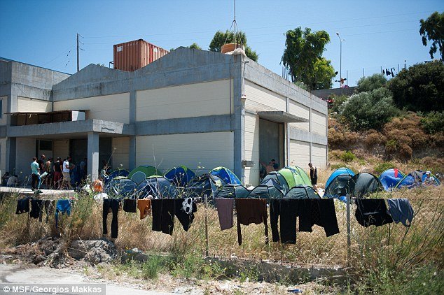 Φωτογραφίες-σοκ: Η Daily Mail μπήκε σε κατασκηνώσεις μεταναστών στην Ελλάδα -Σκηνές στημένες πάνω σε σωρούς από σκουπίδια [εικόνες] | iefimerida.gr 6