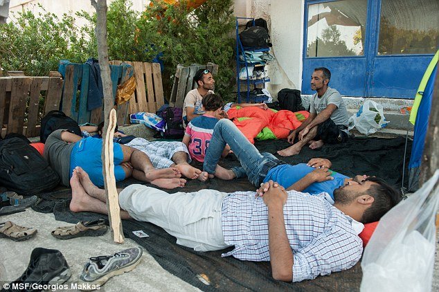 Φωτογραφίες-σοκ: Η Daily Mail μπήκε σε κατασκηνώσεις μεταναστών στην Ελλάδα -Σκηνές στημένες πάνω σε σωρούς από σκουπίδια [εικόνες] | iefimerida.gr 7