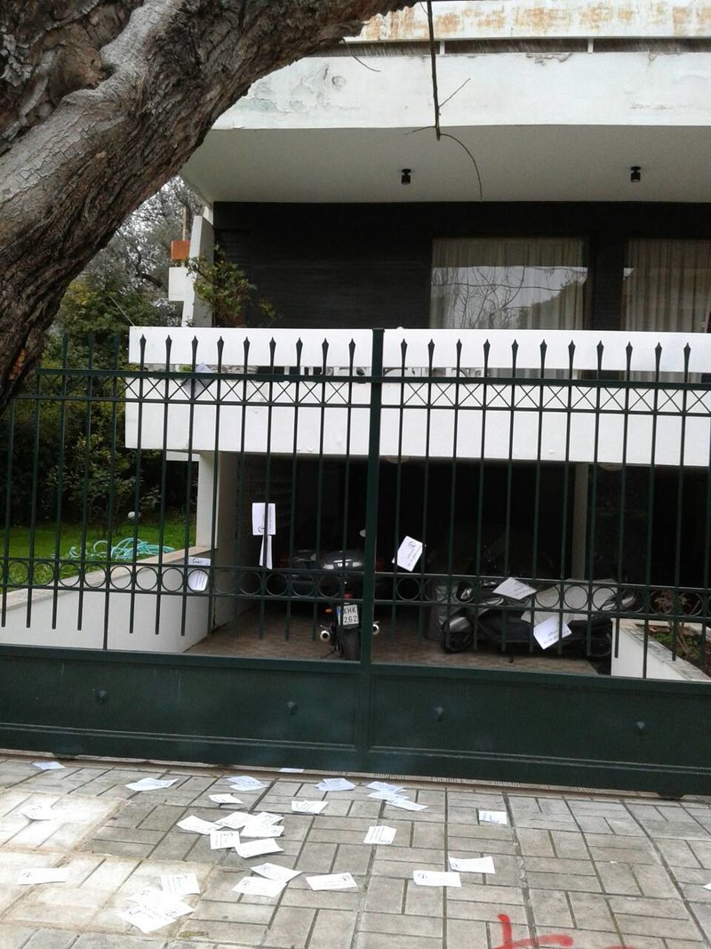 Αντιεξουσιαστές με τρικάκια και πανό έξω από σπίτι του Λουκά Παπαδήμου [εικόνες & βίντεο] | iefimerida.gr 8