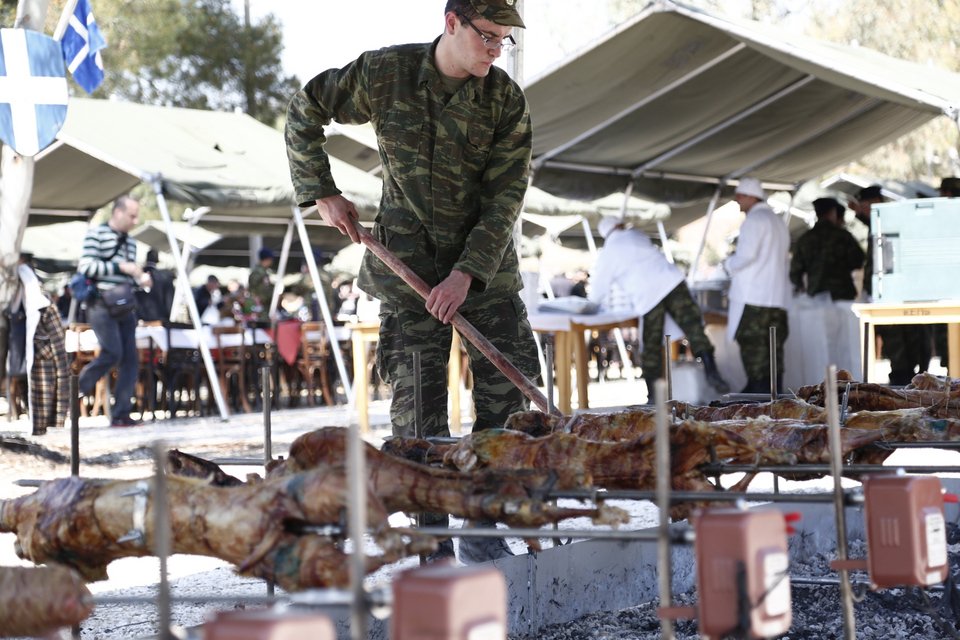 Αρνιά, κοκορέτσια και τσουρέκια - Το τρικούβερτο γλέντι του Καμμένου στο Γουδή [εικόνες] | iefimerida.gr 4