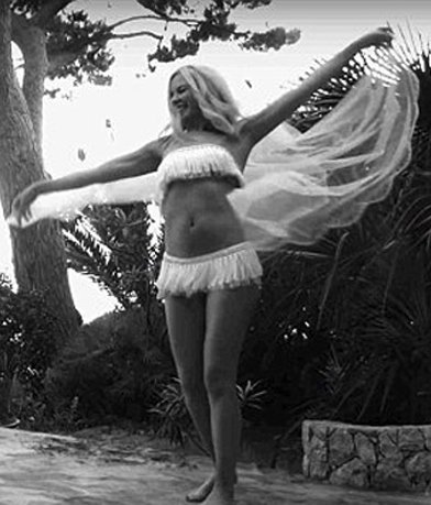 Η Κάιλι Μινόγκ ντύθηκε «νυφούλα» [εικόνες]  | iefimerida.gr 0