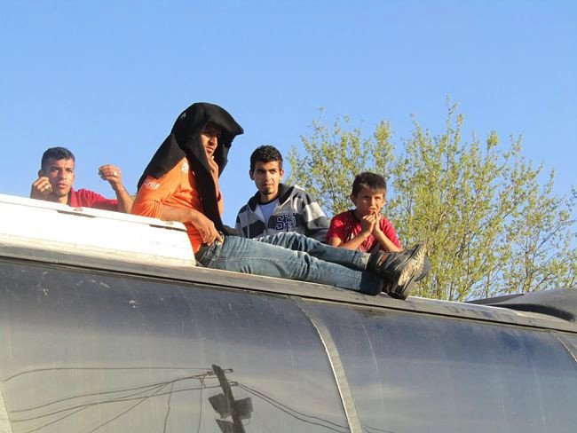  Επεισόδια στον Κατσικά -Πιάστηκαν στα χέρια οι μετανάστες [εικόνες]  | iefimerida.gr 0