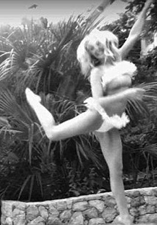 Η Κάιλι Μινόγκ ντύθηκε «νυφούλα» [εικόνες]  | iefimerida.gr 1