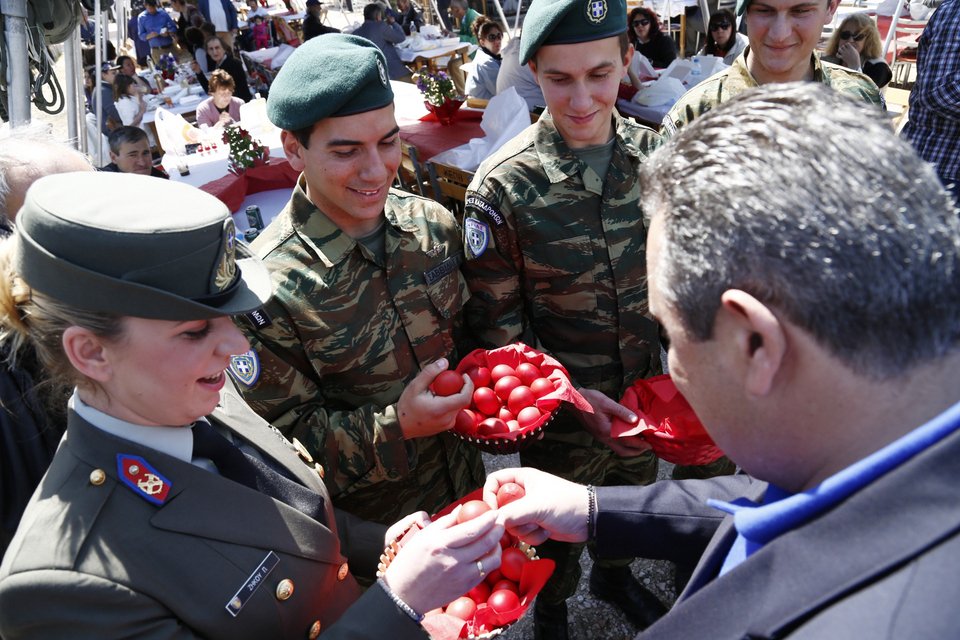 Αρνιά, κοκορέτσια και τσουρέκια - Το τρικούβερτο γλέντι του Καμμένου στο Γουδή [εικόνες] | iefimerida.gr 1