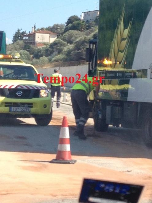 Καραμπόλα στην Εθνική οδό: Συγκρούστηκαν λεωφορείο του ΚΤΕΛ, φορτηγό και Ι.Χ. [εικόνες] | iefimerida.gr 2