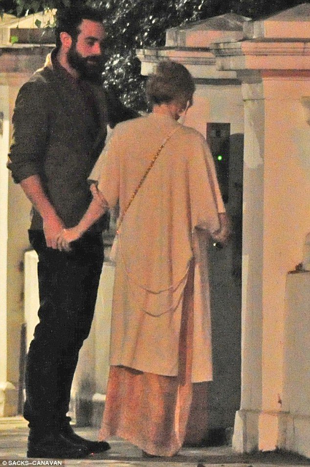 Κάιλι Μινόγκ: Η 47χρονη τραγουδίστρια ερωτεύτηκε 27χρονο ηθοποιό [εικόνες] | iefimerida.gr 1