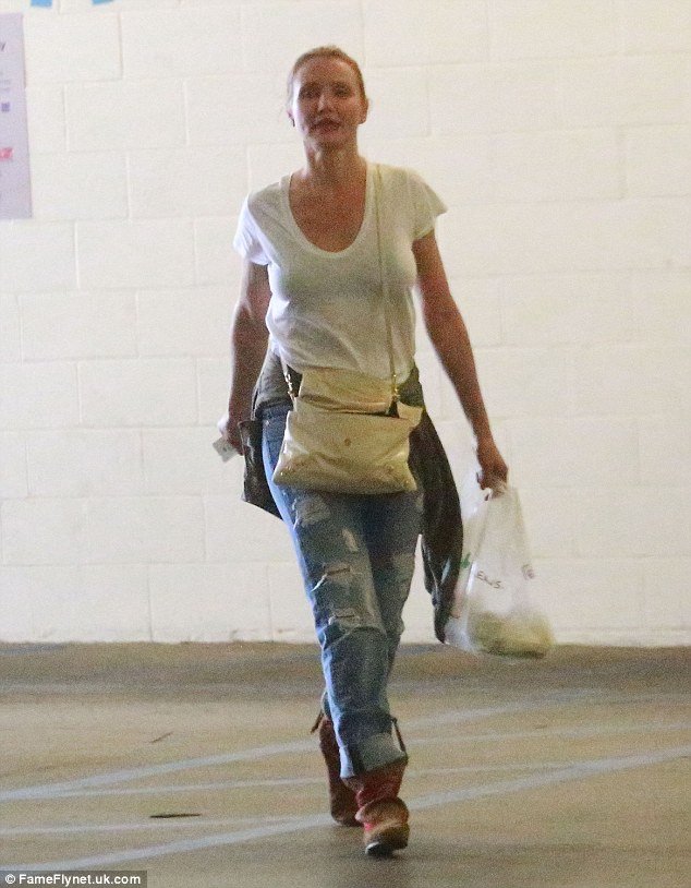 Κάμερον Ντίαζ: Μαζεύει σκουπίδια από τους δρόμους [εικόνες]  | iefimerida.gr 3