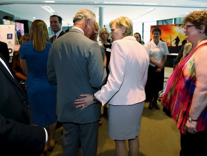 Εξαλλη η Καμίλα: Μια «κοινή θνητή» χούφτωσε τον Κάρολο [εικόνες]  | iefimerida.gr 3