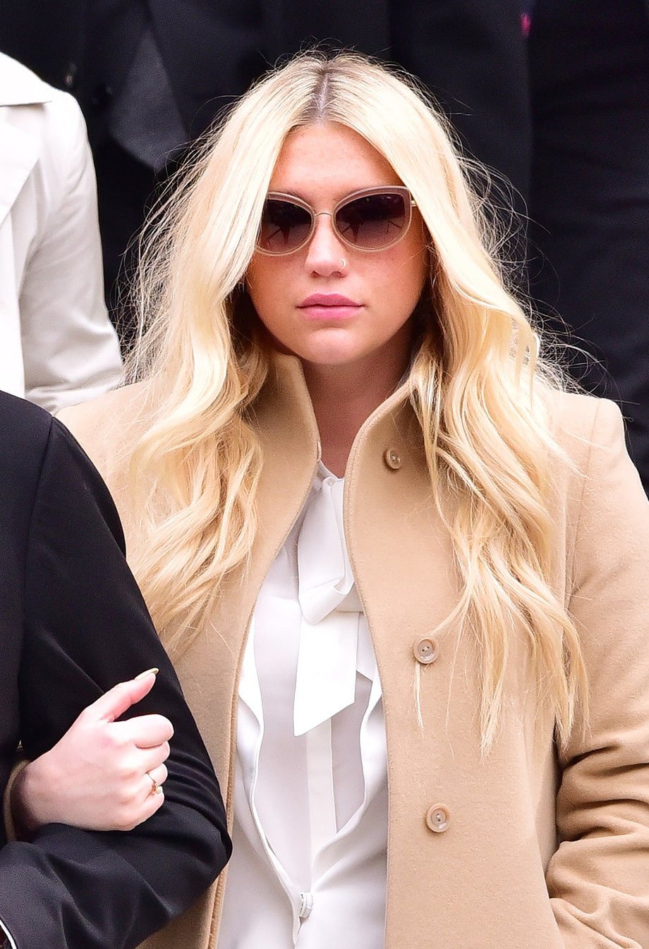 Γιατί οι σταρς χαρίζουν χιλιάδες ευρώ στην Kesha [εικόνες] | iefimerida.gr 2