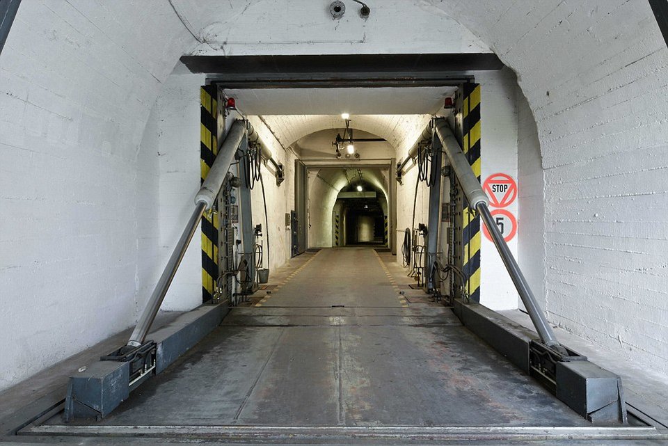 Καταφύγιο-παλάτι για εκατομμυριούχους: Με πισίνες, εστιατόρια και θέατρα [εικόνες] | iefimerida.gr 5