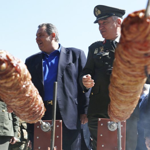 Αρνιά, κοκορέτσια και τσουρέκια - Το τρικούβερτο γλέντι του Καμμένου στο Γουδή [εικόνες] | iefimerida.gr 3