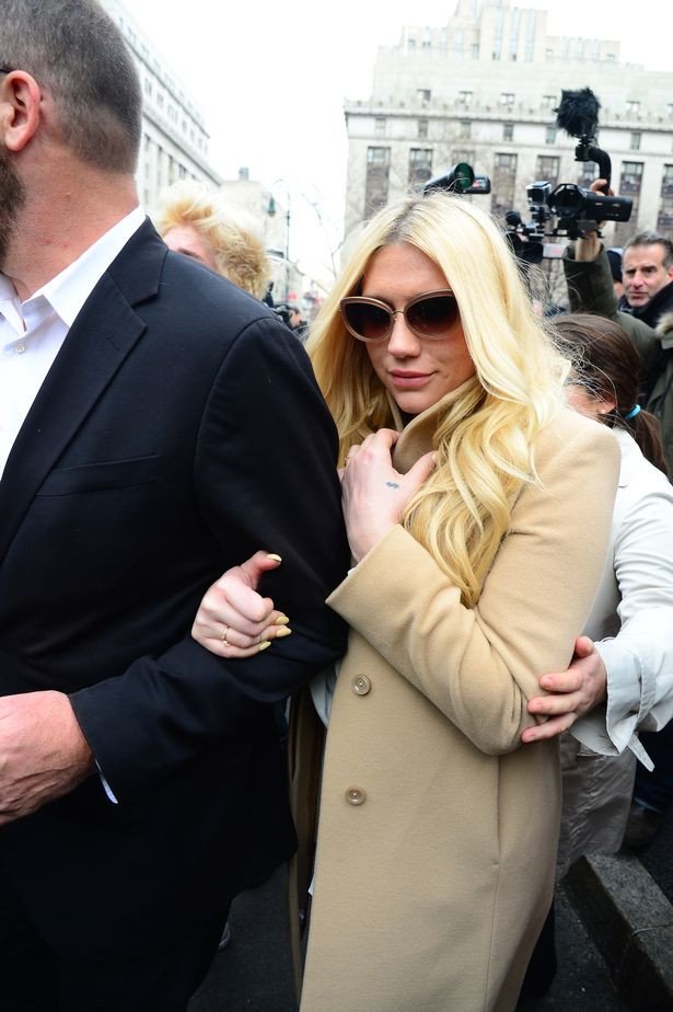 Γιατί οι σταρς χαρίζουν χιλιάδες ευρώ στην Kesha [εικόνες] | iefimerida.gr 3