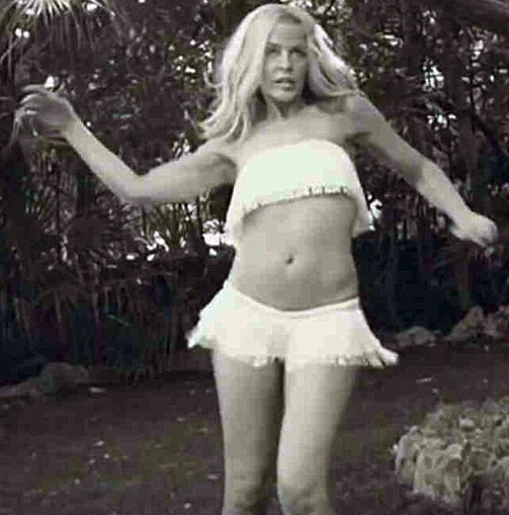 Η Κάιλι Μινόγκ ντύθηκε «νυφούλα» [εικόνες]  | iefimerida.gr 3