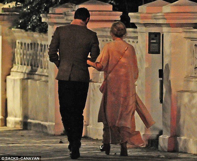 Κάιλι Μινόγκ: Η 47χρονη τραγουδίστρια ερωτεύτηκε 27χρονο ηθοποιό [εικόνες] | iefimerida.gr 3