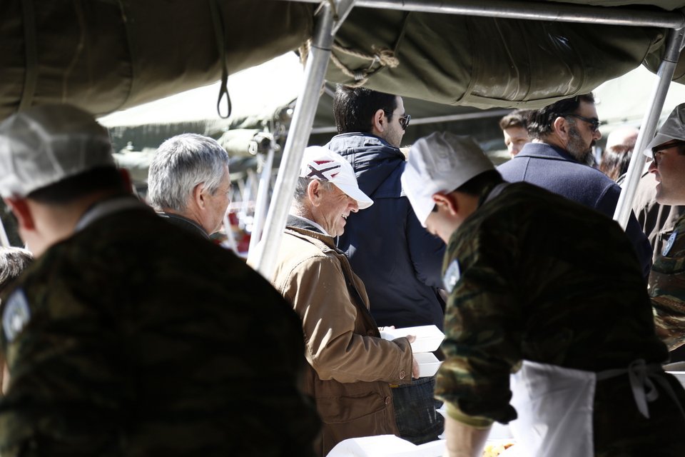 Αρνιά, κοκορέτσια και τσουρέκια - Το τρικούβερτο γλέντι του Καμμένου στο Γουδή [εικόνες] | iefimerida.gr 5