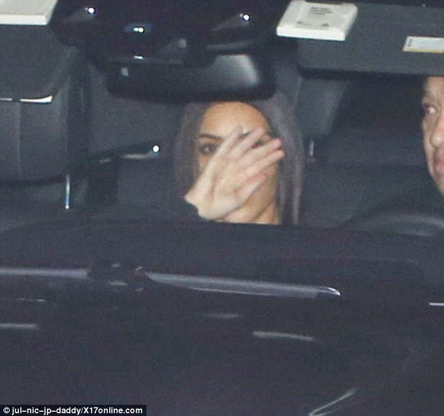 H πρώτη δημόσια εμφάνιση της Κιμ μετά τη ληστεία -Αβαφη και εκνευρισμένη [εικόνες] | iefimerida.gr 0