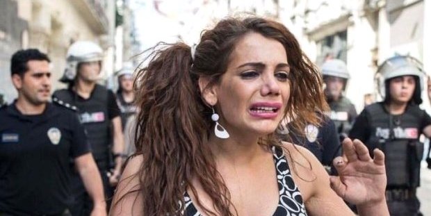 Τουρκία: Μια εμβληματική γυναίκα LGBT βρέθηκε απανθρακωμένη στην Κωνσταντινούπολη [βίντεο] | iefimerida.gr 1