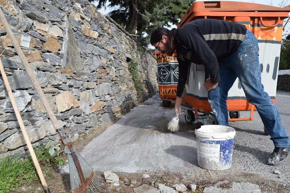 Στην Ανδρο έκαναν τους κάδους έργα τέχνης [εικόνες] | iefimerida.gr 4