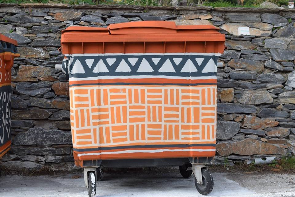 Στην Ανδρο έκαναν τους κάδους έργα τέχνης [εικόνες] | iefimerida.gr 0