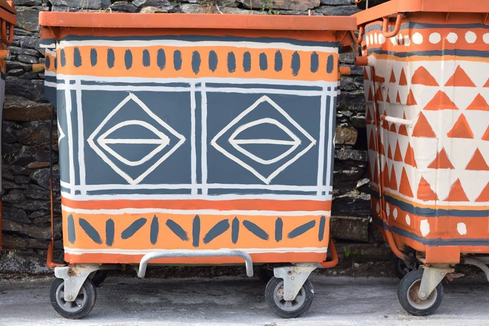 Στην Ανδρο έκαναν τους κάδους έργα τέχνης [εικόνες] | iefimerida.gr 2