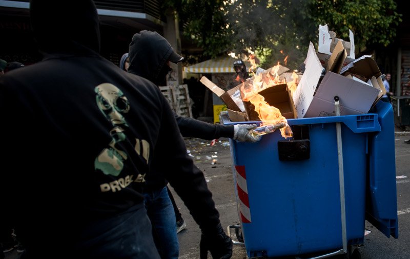 Μολότοφ, πέτρες και δακρυγόνα στην πορεία κατά της λιτότητας | iefimerida.gr 11