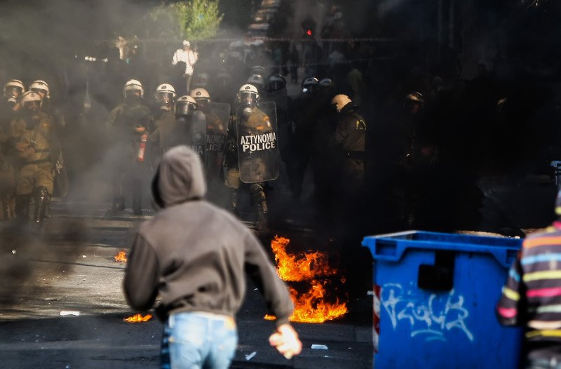 Μολότοφ, πέτρες και δακρυγόνα στην πορεία κατά της λιτότητας | iefimerida.gr 10