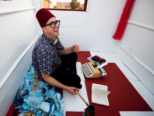 Πρύτανης πανεπιστημίου ζει μέσα σε έναν κάδο σκουπιδιών και το... χαίρεται! [εικόνες] | iefimerida.gr 3