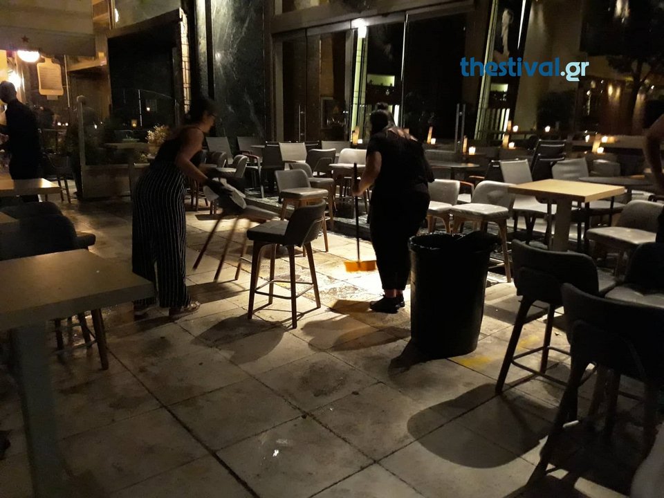 Θεσσαλονίκη: Κουκουλοφόροι τα έκαναν γυαλιά καρφιά σε καφετέριες στην παραλιακή [εικόνες] | iefimerida.gr 1