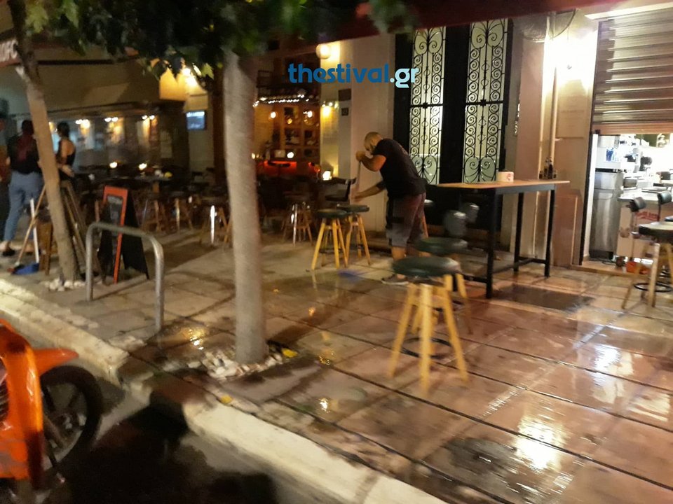 Θεσσαλονίκη: Κουκουλοφόροι τα έκαναν γυαλιά καρφιά σε καφετέριες στην παραλιακή [εικόνες] | iefimerida.gr 3