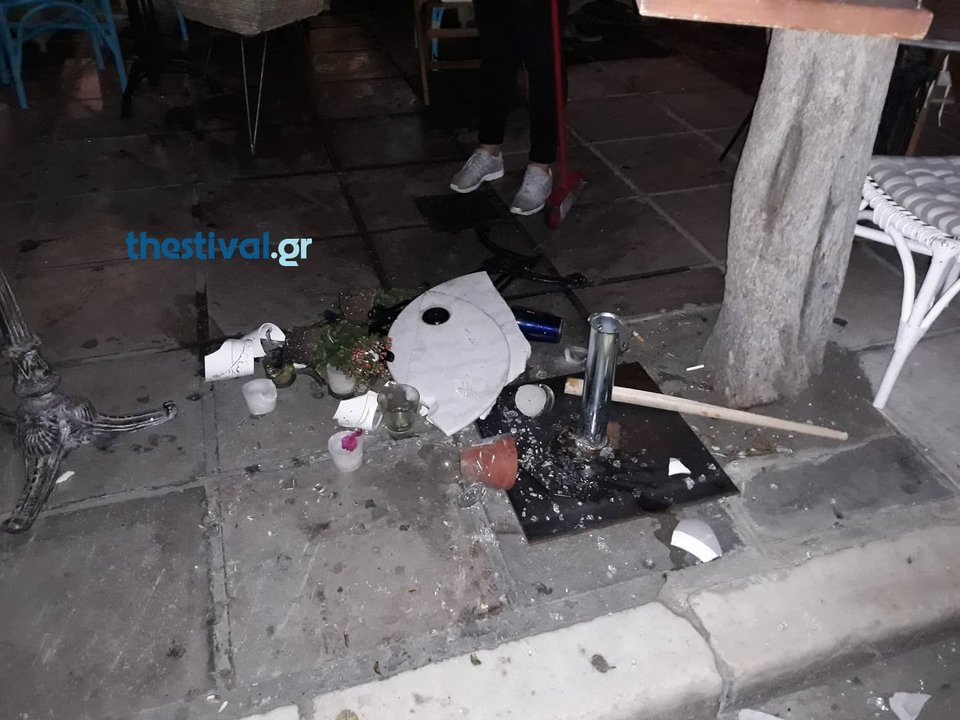 Θεσσαλονίκη: Κουκουλοφόροι τα έκαναν γυαλιά καρφιά σε καφετέριες στην παραλιακή [εικόνες] | iefimerida.gr 2