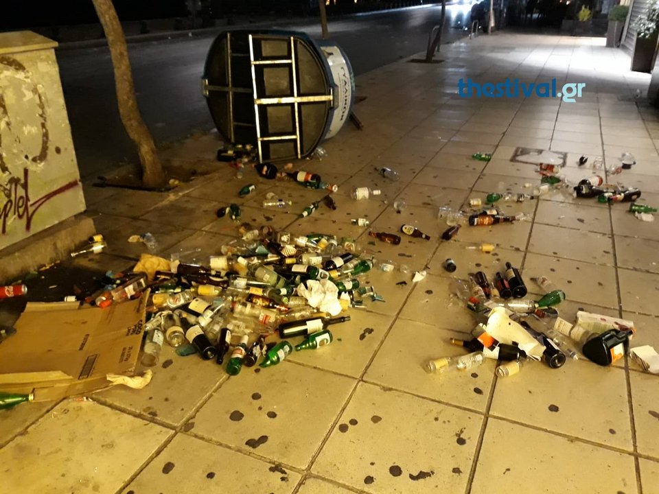 Θεσσαλονίκη: Κουκουλοφόροι τα έκαναν γυαλιά καρφιά σε καφετέριες στην παραλιακή [εικόνες] | iefimerida.gr 0