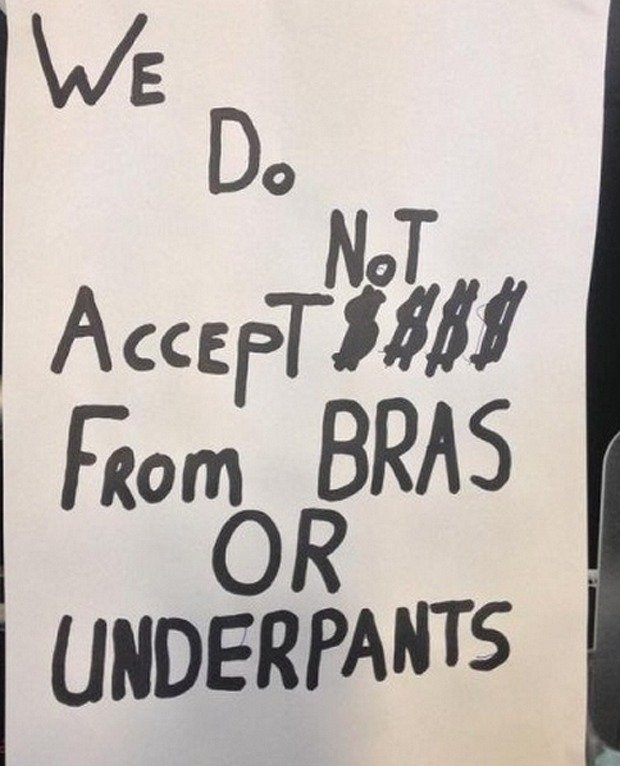 Απίθανη πινακίδα σε καφέ: Δεν δεχόμαστε χρήματα που τα κρύβετε στα εσώρουχά σας [εικόνα] | iefimerida.gr 0