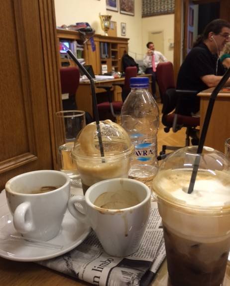 Πώς προετοιμάστηκε ο ρεπόρτερ της Telegraph για μία μακρά νύχτα στην ελληνική βουλή [εικόνα] | iefimerida.gr 0