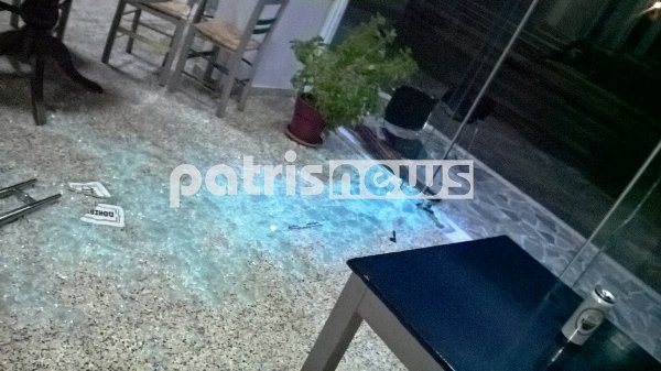 «Μπούκαρε» με τρακτέρ σε καφενείο στην Πάτρα [εικόνες] | iefimerida.gr 0